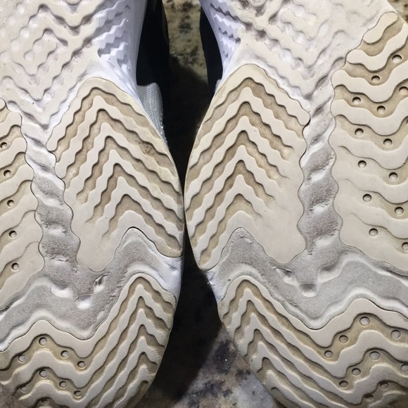 Nike Odyssey React 2 Flyknit Black White - Picture 8 of 11